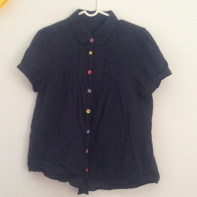 美品◎ ボタンが可愛いネイビーシャツ レディースのトップス(シャツ/ブラウス(半袖/袖なし))の商品写真