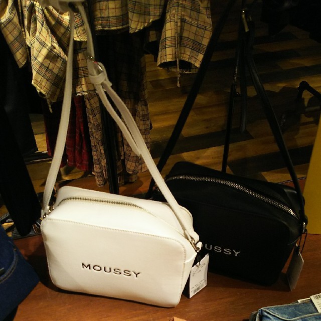 moussy(マウジー)のまめりさま分 WEB首都圏特定店舗限定スーベニア ブラックとホワイトのセット レディースのバッグ(ショルダーバッグ)の商品写真