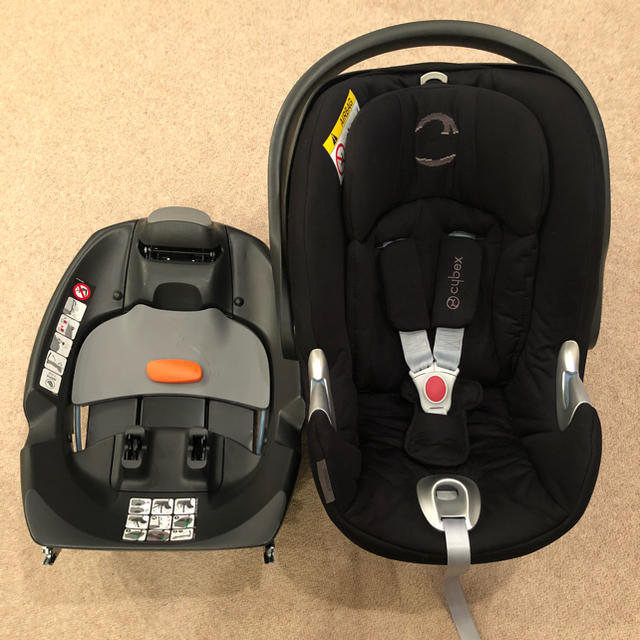 cybex(サイベックス)のお値下げ！美品 Cyber AtonQ と ISOFIX ベビーシート キッズ/ベビー/マタニティの外出/移動用品(自動車用チャイルドシート本体)の商品写真