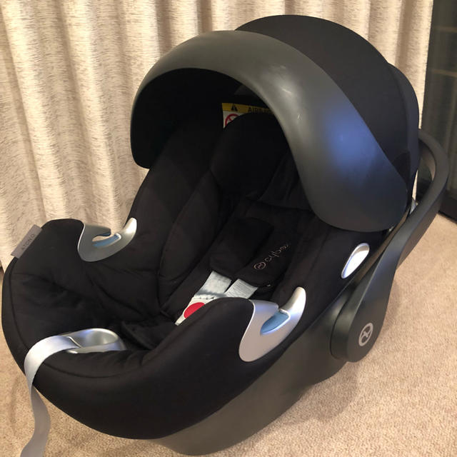 cybex(サイベックス)のお値下げ！美品 Cyber AtonQ と ISOFIX ベビーシート キッズ/ベビー/マタニティの外出/移動用品(自動車用チャイルドシート本体)の商品写真