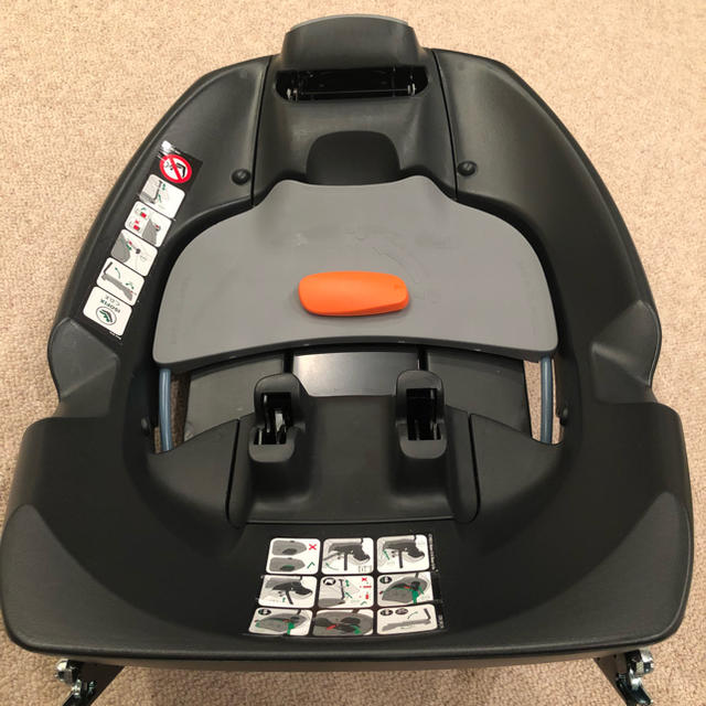 cybex(サイベックス)のお値下げ！美品 Cyber AtonQ と ISOFIX ベビーシート キッズ/ベビー/マタニティの外出/移動用品(自動車用チャイルドシート本体)の商品写真