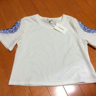 エヴリス(EVRIS)のEVRIS☆ 刺繍入りTシャツ(Tシャツ(半袖/袖なし))