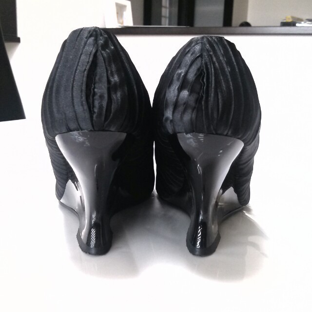 ウェッジパンプス☆ブラックサテン☆送料込 レディースの靴/シューズ(ハイヒール/パンプス)の商品写真