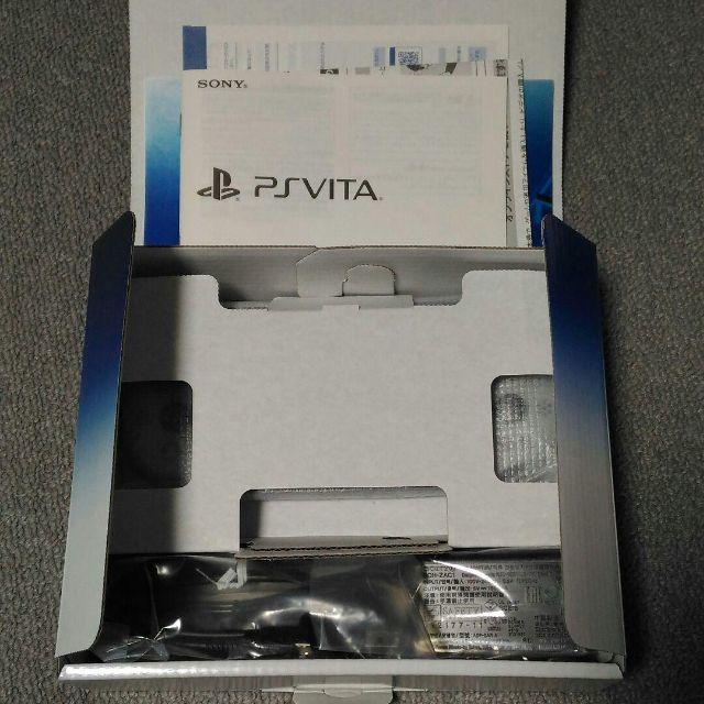 PlayStation Vita(プレイステーションヴィータ)のアユダイ1226様専用 Vita Wi-Fiモデル シルバー エンタメ/ホビーのゲームソフト/ゲーム機本体(携帯用ゲーム機本体)の商品写真