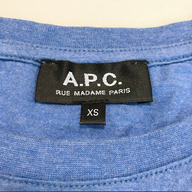 A.P.C(アーペーセー)の☆アーペーセー フロント 刺繍 ミニ ロゴ クルーネック Tシャツ 青 レディースのトップス(Tシャツ(半袖/袖なし))の商品写真