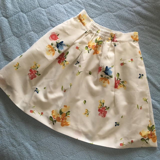 MERCURYDUO(マーキュリーデュオ)のMERCURYDUO 花柄 白 ミニスカート 春夏 レディースのスカート(ミニスカート)の商品写真