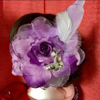 羽根つき紫のバラの髪飾り(ヘアアクセサリー)