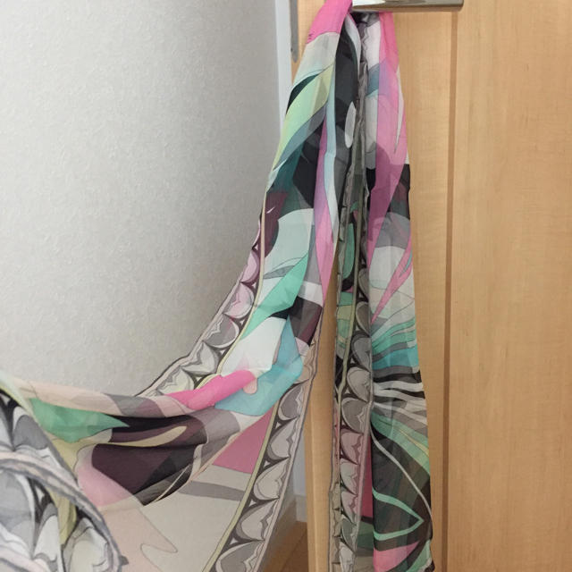 EMILIO PUCCI(エミリオプッチ)のエミリオプッチのスカーフ シルク 未使用 pucci レディースのファッション小物(バンダナ/スカーフ)の商品写真