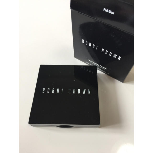 BOBBI BROWN(ボビイブラウン)のsachi様専用出品 ハイライティングパウダー  ピンクグロウ 箱付き コスメ/美容のベースメイク/化粧品(フェイスパウダー)の商品写真