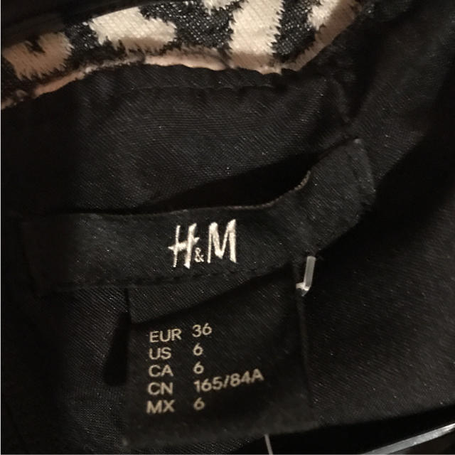 H&M(エイチアンドエム)の【新品、未使用】H&M♡アニマル柄♡ワンピース レディースのワンピース(ひざ丈ワンピース)の商品写真