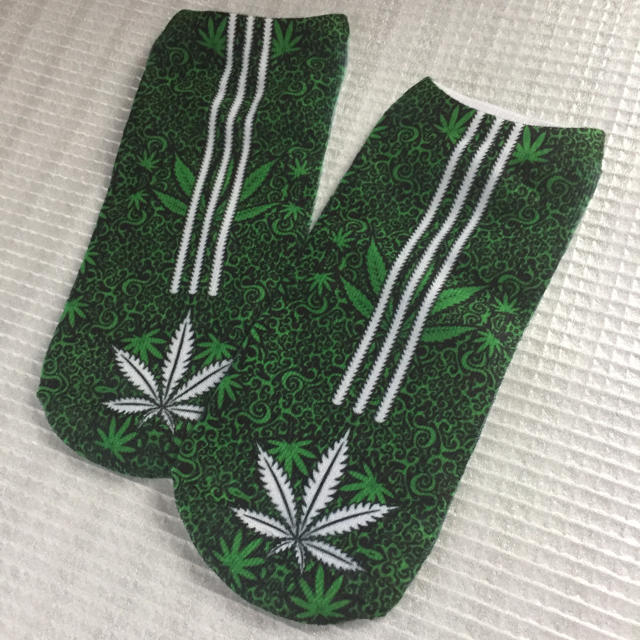 新品 マリファナ柄 アンクルソックス 大麻 ガンジャ 靴下 レゲエ レディースのレッグウェア(ソックス)の商品写真