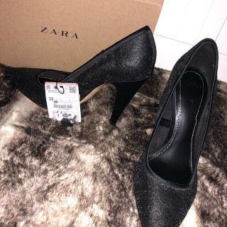 ザラ(ZARA)のラバー加工入りパンプス(ハイヒール/パンプス)