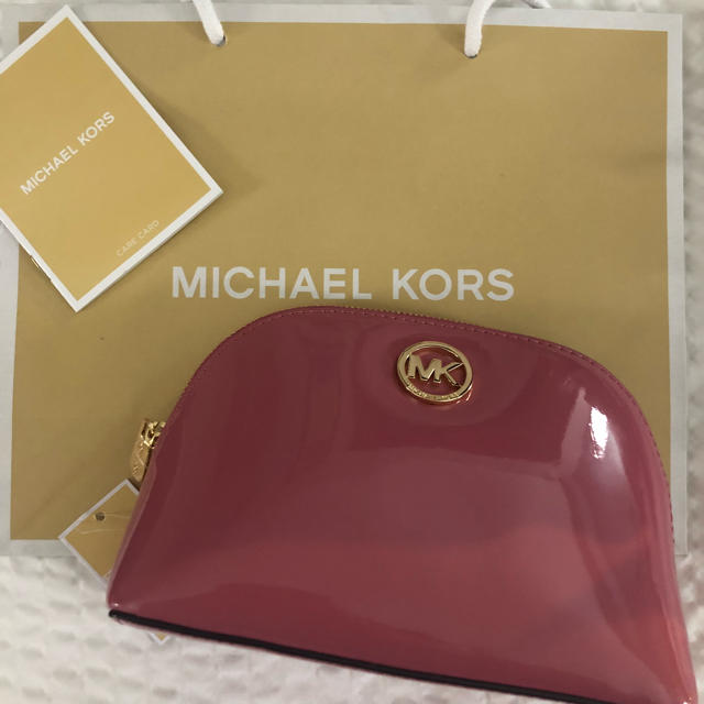 Michael Kors(マイケルコース)のマイケルコース くすみピンク パテントレザー エナメル調ラウンドポーチ 新品 レディースのファッション小物(ポーチ)の商品写真