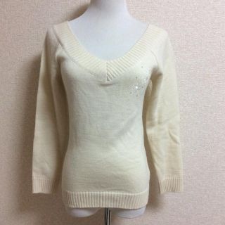 クレイサス(CLATHAS)のCLATHASロゴ入刺繍V字ネックニット(ニット/セーター)