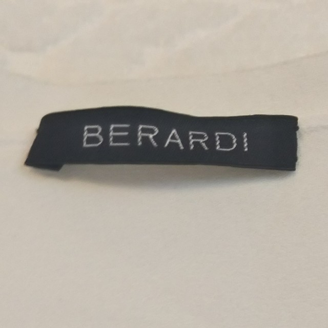 ANTONIO BERARDI(アントニオベラルディ)のliorさま専用 BERARDI Vネックカーディガン レディースのトップス(カーディガン)の商品写真