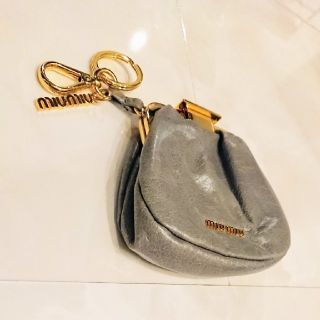 ミュウミュウ(miumiu)のmiumiuポーチ グレー(ポーチ)