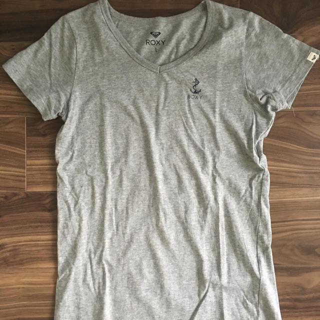 Roxy(ロキシー)のROXY Tシャツ グレー Vネック レディースのトップス(Tシャツ(半袖/袖なし))の商品写真