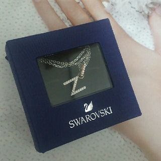 スワロフスキー(SWAROVSKI)のスワロフスキー、イニシャルネックレス(ネックレス)