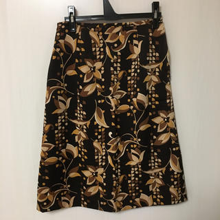秋色のボタニカル柄のスカート(ひざ丈スカート)