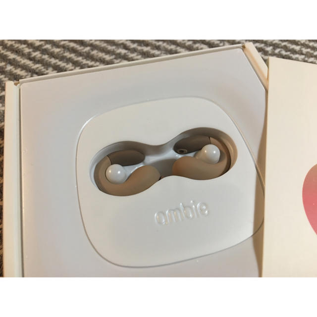 ambie アンビー ブラウン 美品 イヤホン スマホ/家電/カメラのオーディオ機器(ヘッドフォン/イヤフォン)の商品写真