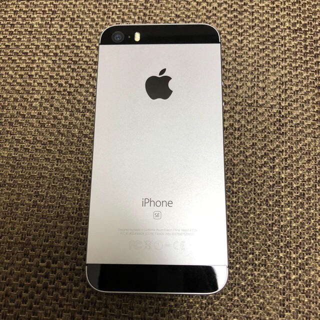 Apple(アップル)の【水没品】iPhone  SE 64GB （SIMフリー） スマホ/家電/カメラのスマートフォン/携帯電話(スマートフォン本体)の商品写真