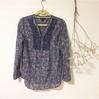 ギャップ(GAP)のGAP 花柄 ブラウス 黒 ギャップ トップス 美品(シャツ/ブラウス(長袖/七分))