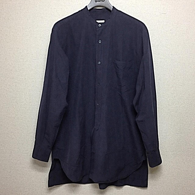 COMOLI(コモリ)のcomoli コモリ バンドカラーシャツ  ネイビー 2 メンズのトップス(シャツ)の商品写真