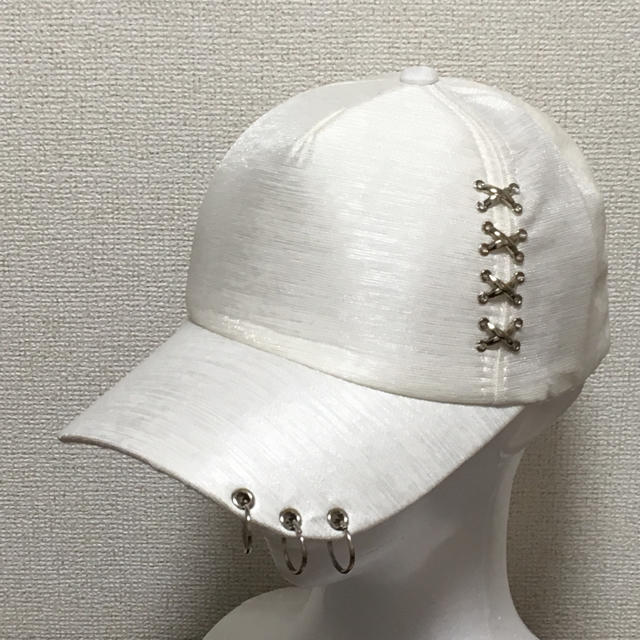白 キャップ ３連 リング 帽子 キラキラ ラメ入り アクセサリー 韓流 ピアス レディースの帽子(キャップ)の商品写真