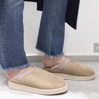 アパルトモンドゥーズィエムクラス(L'Appartement DEUXIEME CLASSE)の新品●SUICOKE MOUTON SABO●ベージュ●24㎝●(スリッポン/モカシン)