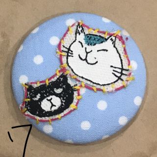 猫 ブローチ ねこ バッチ ハンドメイド(コサージュ/ブローチ)