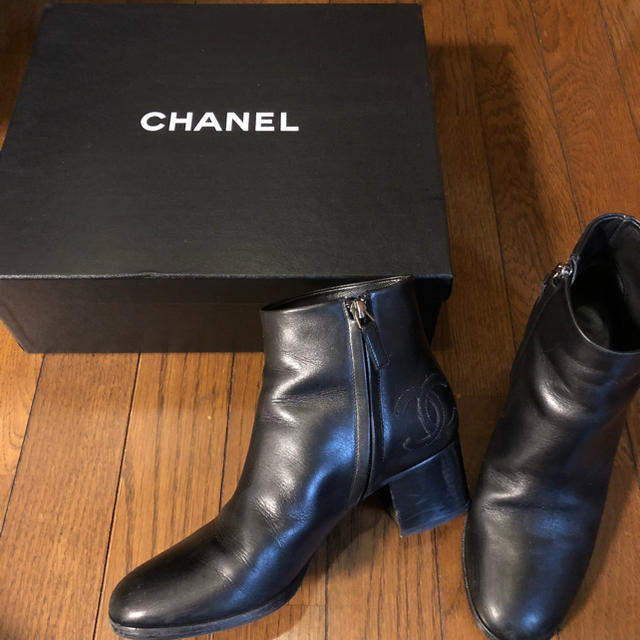 CHANEL(シャネル)のシャネル ロゴ ブラック ショートブーツ レディースの靴/シューズ(ブーツ)の商品写真