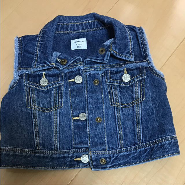 babyGAP(ベビーギャップ)のデニムベスト キッズ/ベビー/マタニティのキッズ服女の子用(90cm~)(ジャケット/上着)の商品写真