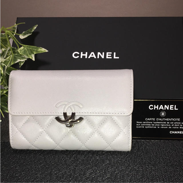 CHANEL(シャネル)の★1日のみ出品★新作CHANEL   二つ折り財布*̣̩⋆̩* レディースのファッション小物(財布)の商品写真