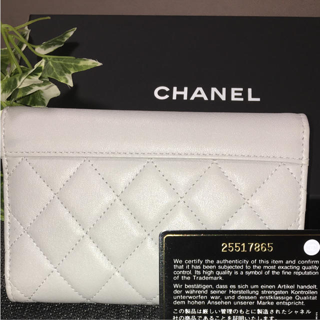 CHANEL(シャネル)の★1日のみ出品★新作CHANEL   二つ折り財布*̣̩⋆̩* レディースのファッション小物(財布)の商品写真