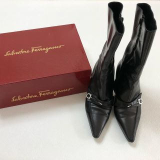 サルヴァトーレフェラガモ(Salvatore Ferragamo)の美品　FERRAGAMO　フェラガモ　ガンチーニ金具レザーショートブーツ　箱付(ブーツ)