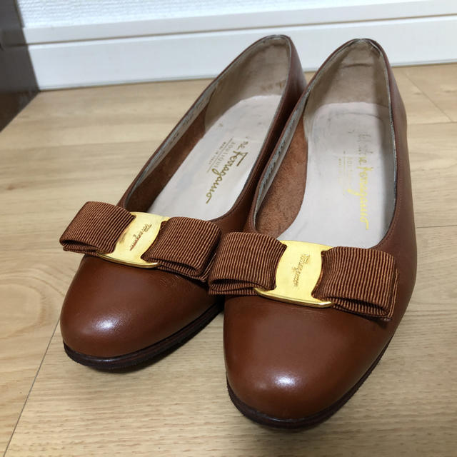 Salvatore Ferragamo(サルヴァトーレフェラガモ)の最終値下げ！美品☆フェラガモ ヴァラパンプス24cm レディースの靴/シューズ(ハイヒール/パンプス)の商品写真