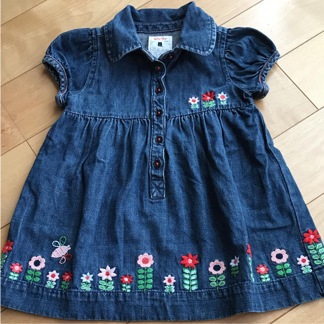 babyGAP(ベビーギャップ)のbabyGAP お花の刺繍のデニムワンピ キッズ/ベビー/マタニティのキッズ服女の子用(90cm~)(ワンピース)の商品写真