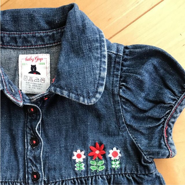 babyGAP(ベビーギャップ)のbabyGAP お花の刺繍のデニムワンピ キッズ/ベビー/マタニティのキッズ服女の子用(90cm~)(ワンピース)の商品写真