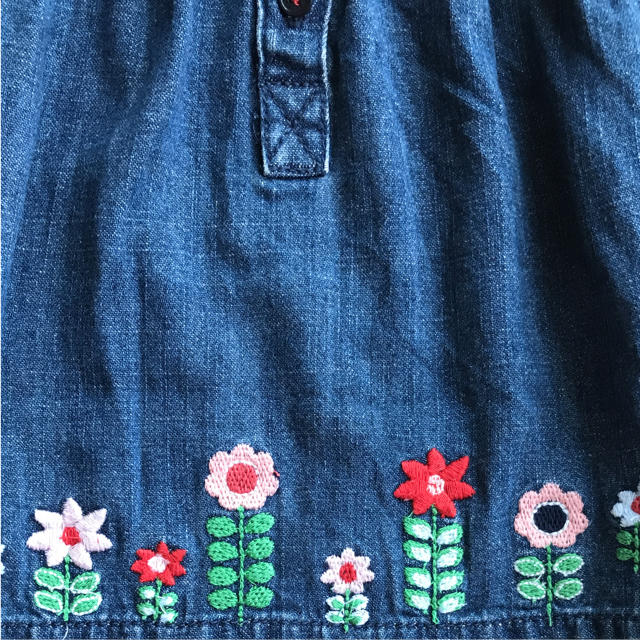 babyGAP(ベビーギャップ)のbabyGAP お花の刺繍のデニムワンピ キッズ/ベビー/マタニティのキッズ服女の子用(90cm~)(ワンピース)の商品写真