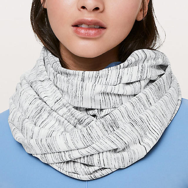 lululemon(ルルレモン)のlululemon ルルレモン Vinyasa scarf 新品 スポーツ/アウトドアのトレーニング/エクササイズ(ヨガ)の商品写真