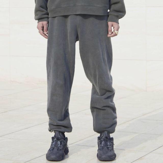 adidas(アディダス)の【新品】YEEZY season 6 SWEATPANTS CORE S メンズのパンツ(その他)の商品写真