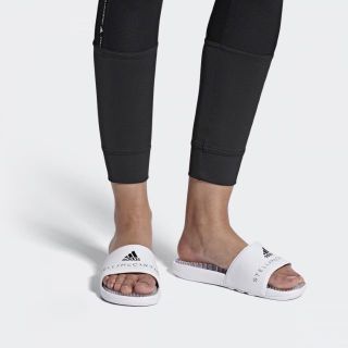 Adidas By Stella Mccartney 新品未使用 Adidasとステラマッカートニーのコラボサンダル の通販 By とんちゃん S Shop アディダスバイステラマッカートニーならラクマ