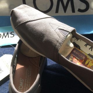 トムズ(TOMS)の《値下げしました！》新品TOMS 23.5cm アッシュ☆送料無料(スリッポン/モカシン)