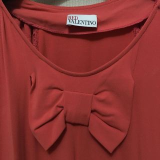 レッドヴァレンティノ(RED VALENTINO)のイタリア製 レッドバレンチノ サーモンピンク リボン 膝丈ワンピース(ひざ丈ワンピース)