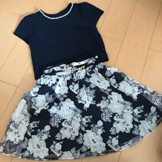 スナイデル(SNIDEL)のパール付きブラウス☆パールベルト＆花柄オーガンジースカート(シャツ/ブラウス(半袖/袖なし))