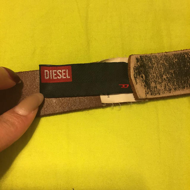 DIESEL(ディーゼル)のdiesel 細ベルト 革 赤スタッズ レディースのファッション小物(ベルト)の商品写真