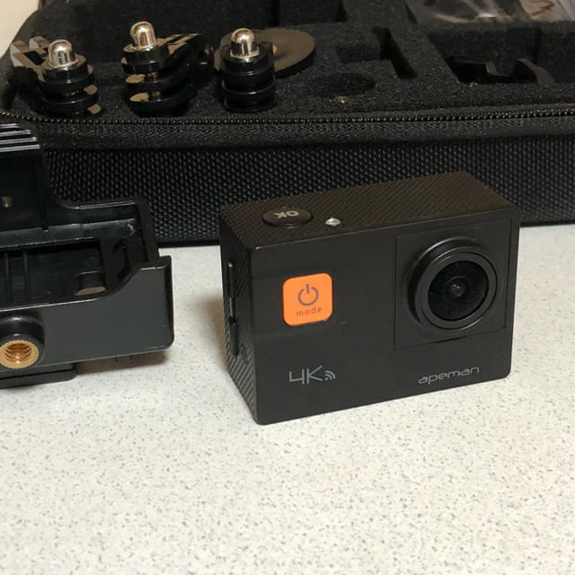 APEMAN アクションカメラ 2018モデル+別売り充電キット スマホ/家電/カメラのカメラ(コンパクトデジタルカメラ)の商品写真