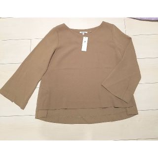 グローバルワーク(GLOBAL WORK)のGLOBAL WORK★サイドスリットＴブラウス　ベージュ　Ｍ　新品(シャツ/ブラウス(長袖/七分))