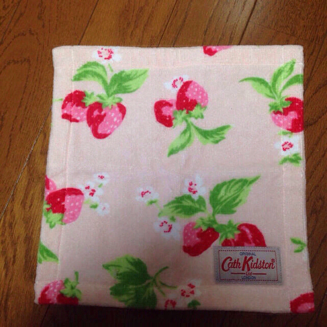 Cath Kidston(キャスキッドソン)のCathKidsonタオルハンドクリーム コスメ/美容のボディケア(その他)の商品写真