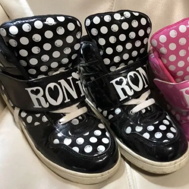 RONI(ロニィ)のRONI スニーカー 黒 値下げ キッズ/ベビー/マタニティのキッズ靴/シューズ(15cm~)(スニーカー)の商品写真